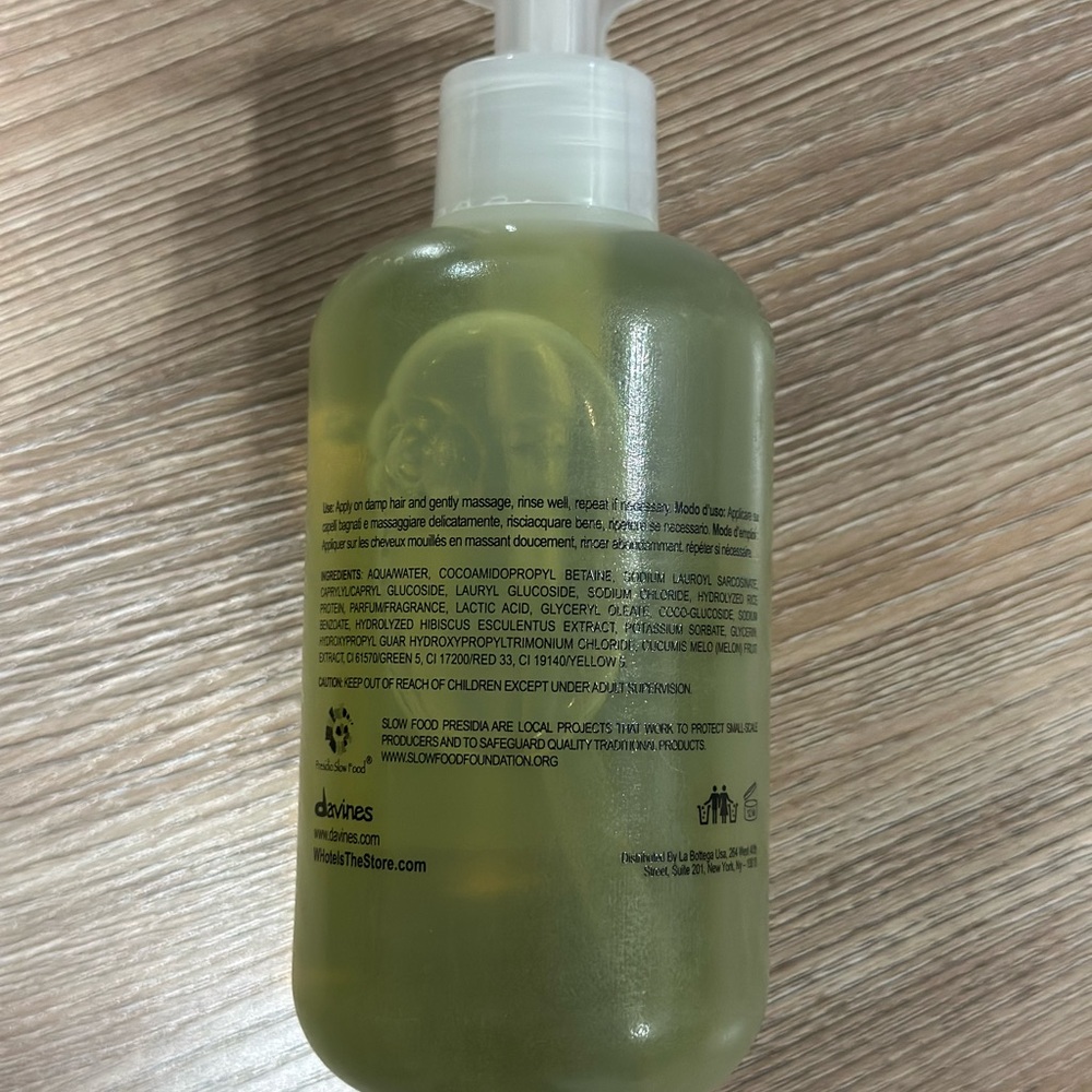 Davines MOMO Hydrating Shampoo with Green Tint - Picture 2 of 3